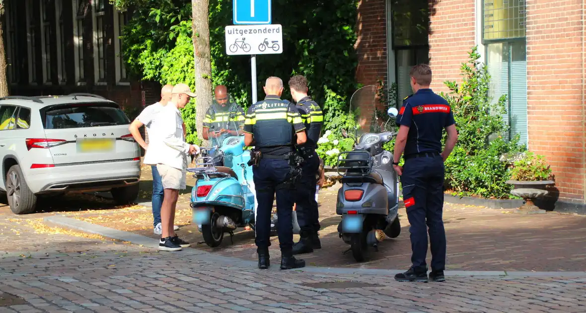 Twee scooterrijders gecontroleerd na botsing - Foto 7