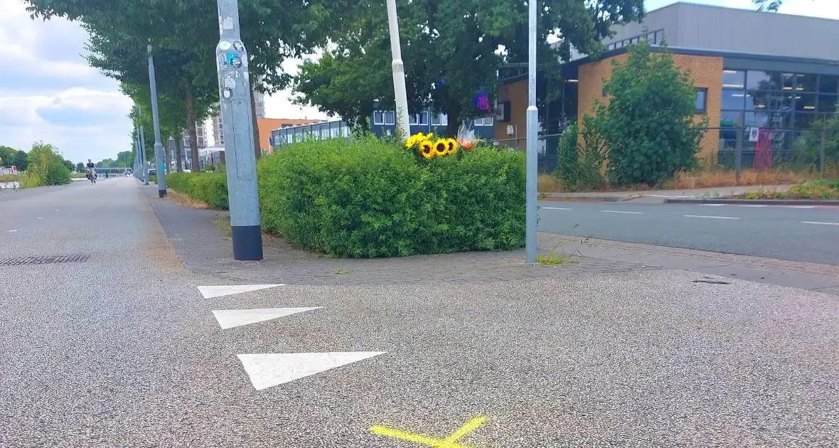 Bloemen na tragisch ongeval - Foto 1