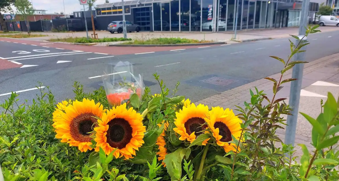 Bloemen na tragisch ongeval - Foto 2