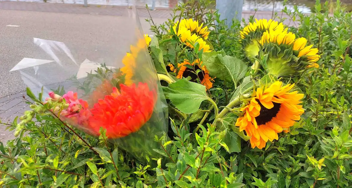 Bloemen na tragisch ongeval - Foto 3