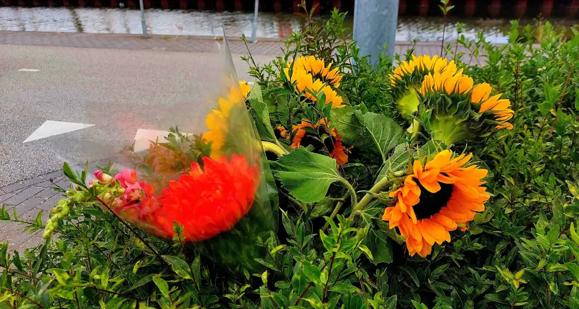 Bloemen na tragisch ongeval - Foto 4
