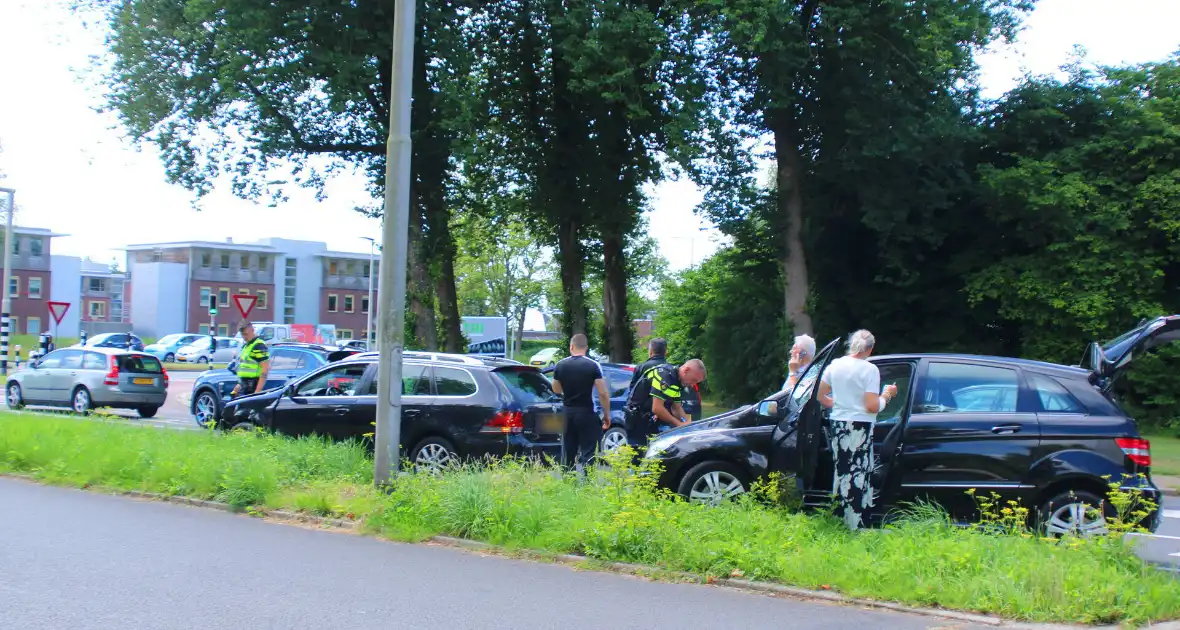 Auto's beschadigd in aanrijding - Foto 2