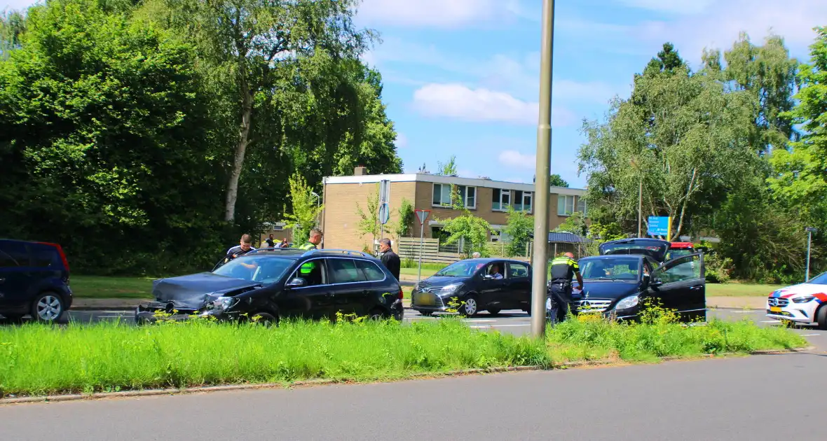 Auto's beschadigd in aanrijding - Foto 4