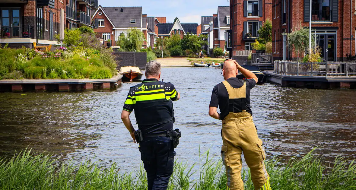 Verdachte springt water in - Foto 12
