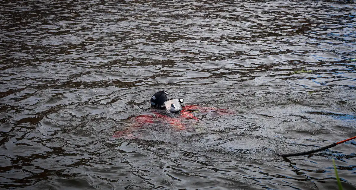 Verdachte springt water in - Foto 3