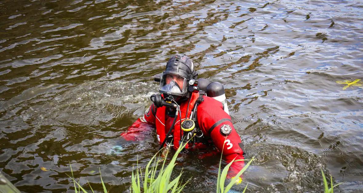 Verdachte springt water in - Foto 4