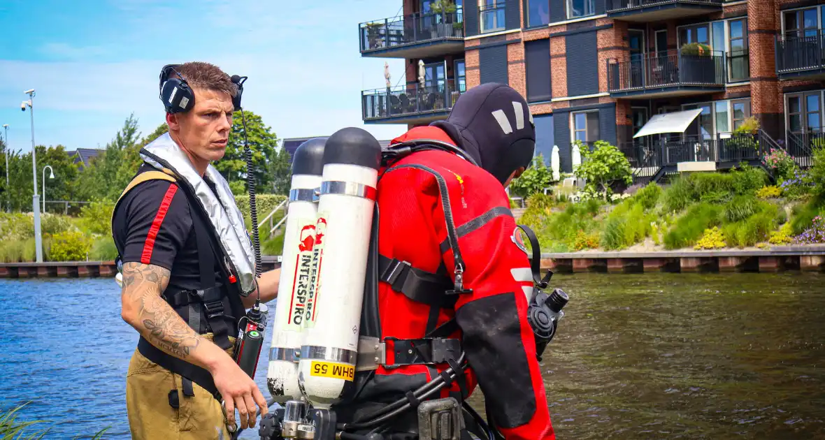Verdachte springt water in - Foto 7