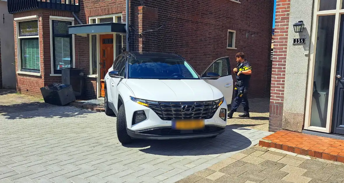 Auto rijdt achteruit tegen woning