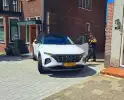 Auto rijdt achteruit tegen woning