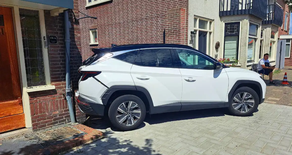 Auto rijdt achteruit tegen woning - Foto 1