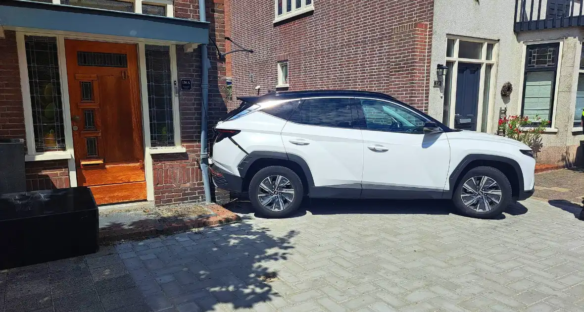 Auto rijdt achteruit tegen woning - Foto 2
