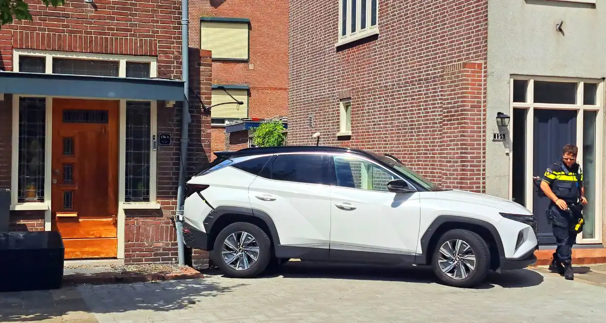 Auto rijdt achteruit tegen woning - Foto 4