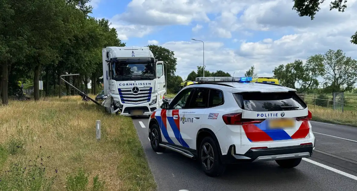 Botsing met vrachtwagen leidt tot zwaargewonde - Foto 1