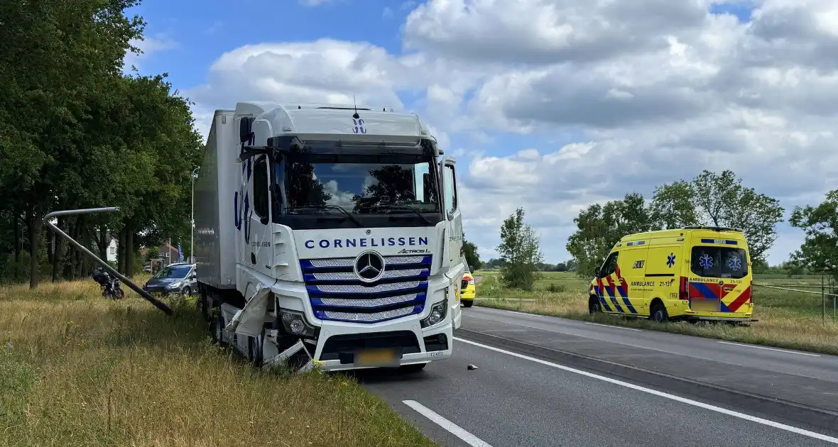Botsing met vrachtwagen leidt tot zwaargewonde - Foto 2