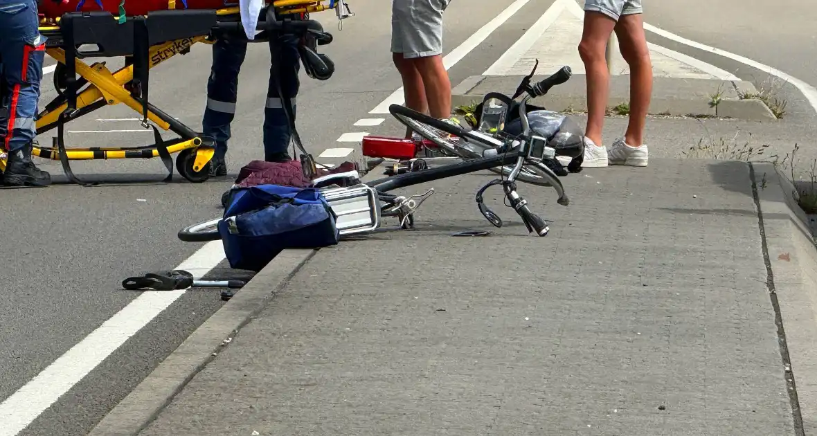 Botsing met vrachtwagen leidt tot zwaargewonde - Foto 3