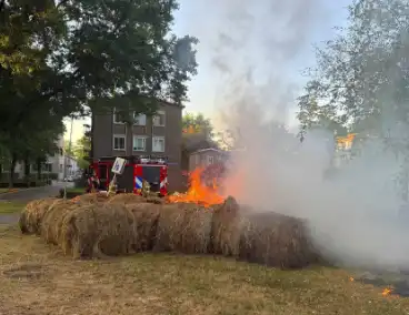 Flink aantal hooibalen in brand