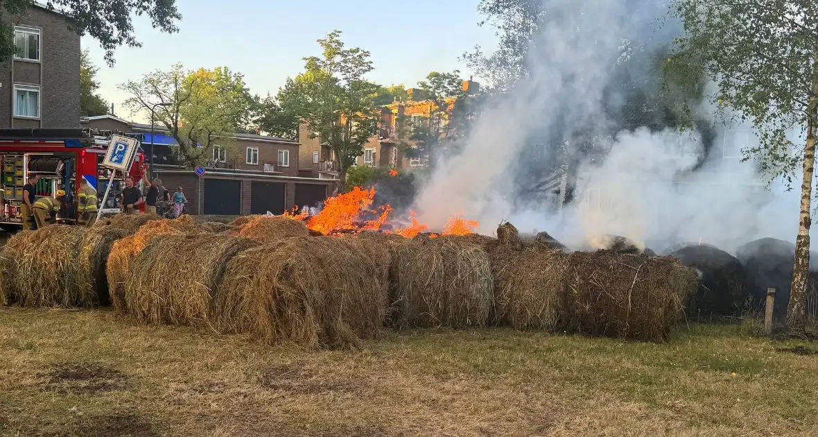 Flink aantal hooibalen in brand - Foto 1
