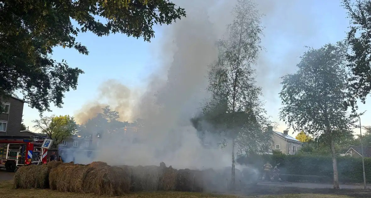 Flink aantal hooibalen in brand - Foto 2
