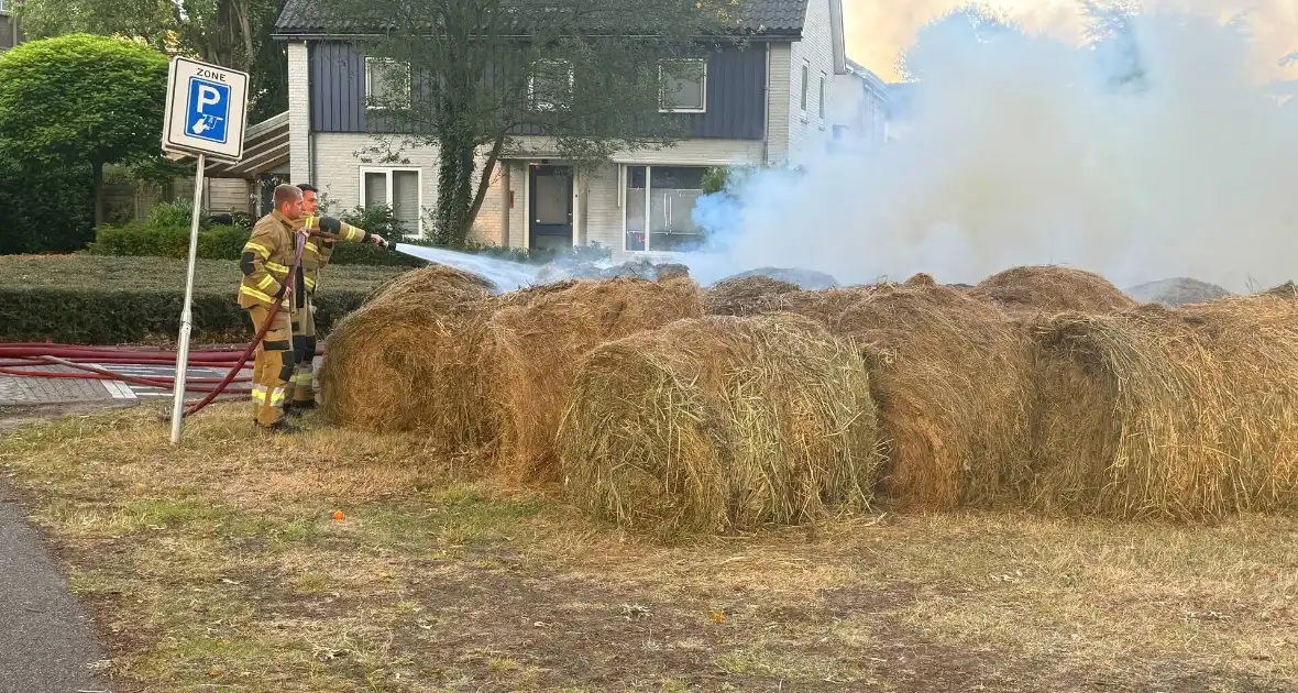 Flink aantal hooibalen in brand - Foto 3