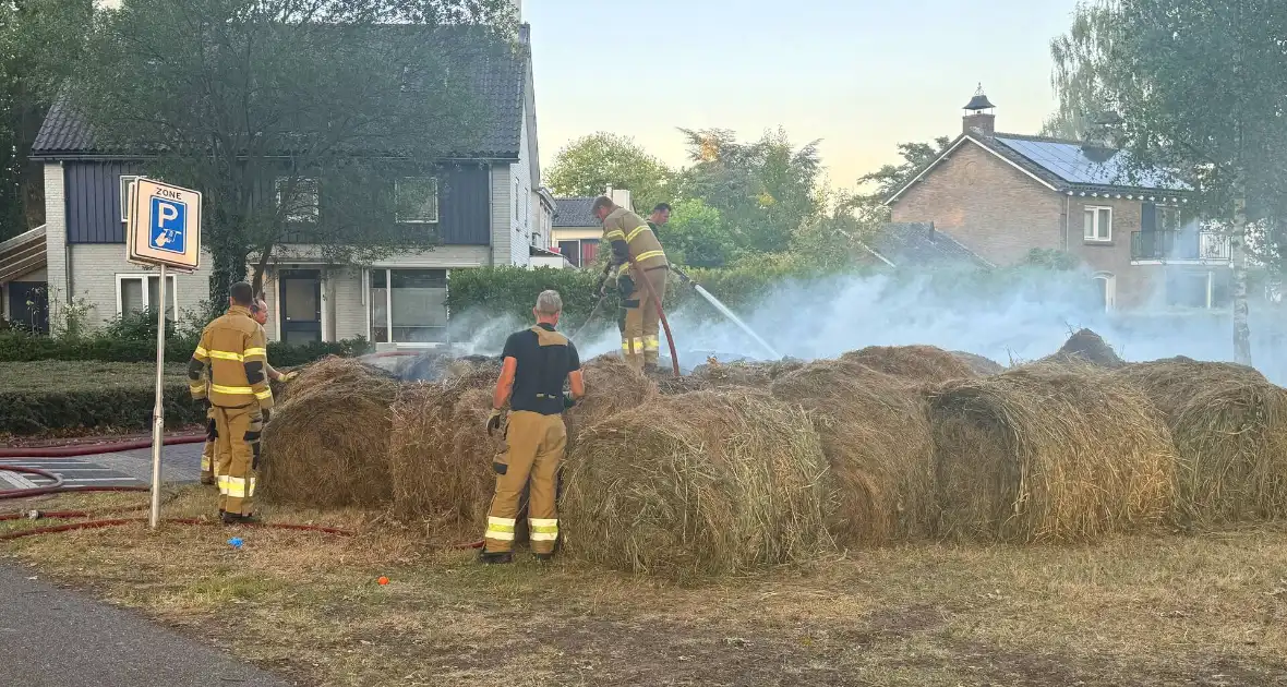 Flink aantal hooibalen in brand - Foto 4
