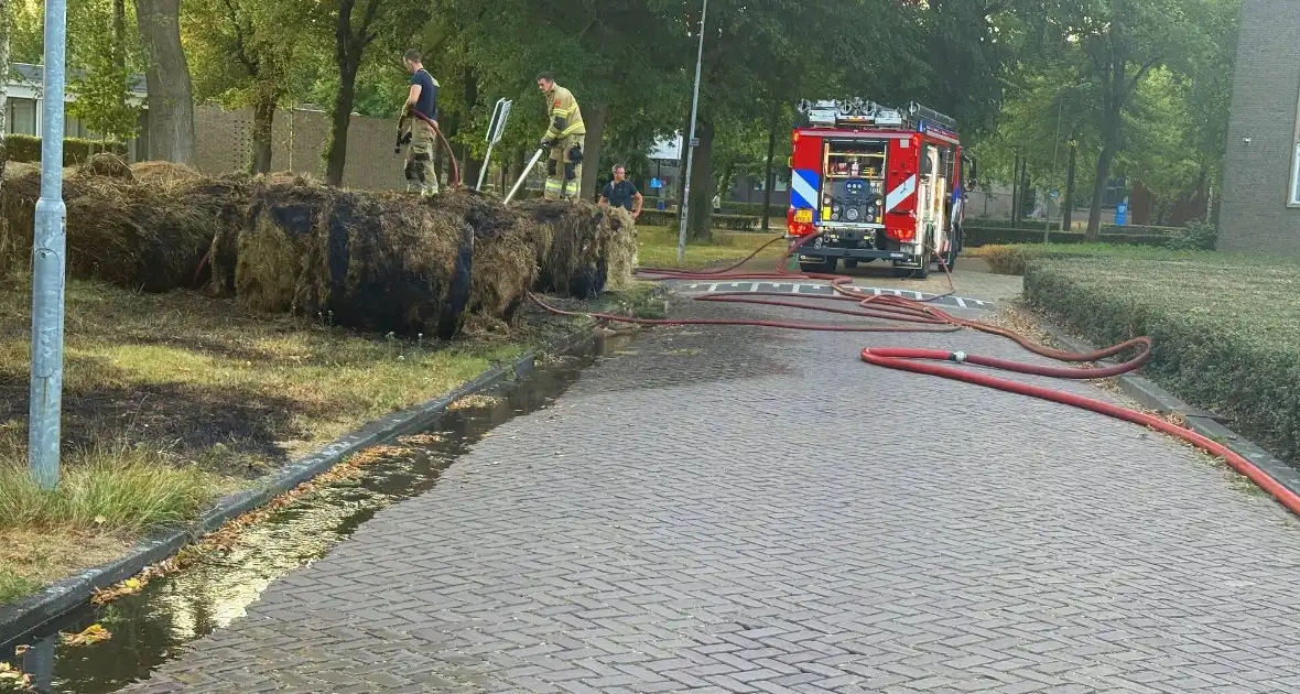 Flink aantal hooibalen in brand - Foto 7