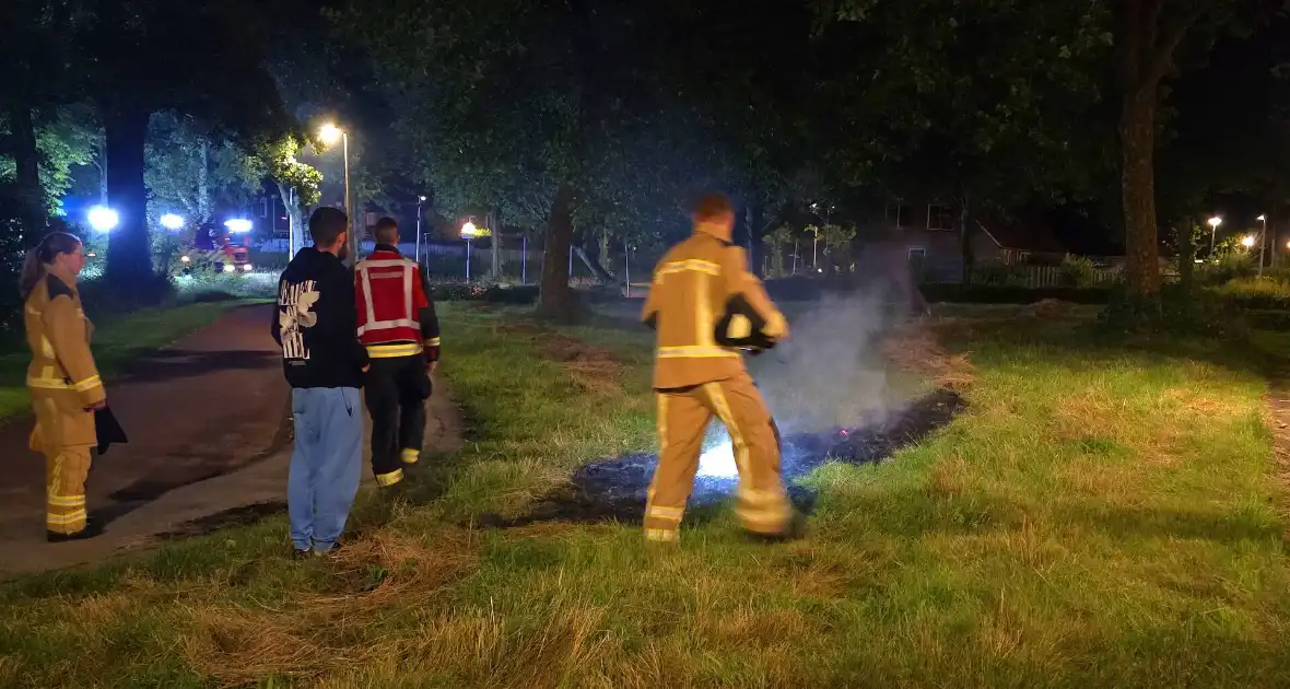 Buitenbranden op grasveld snel geblust - Foto 2
