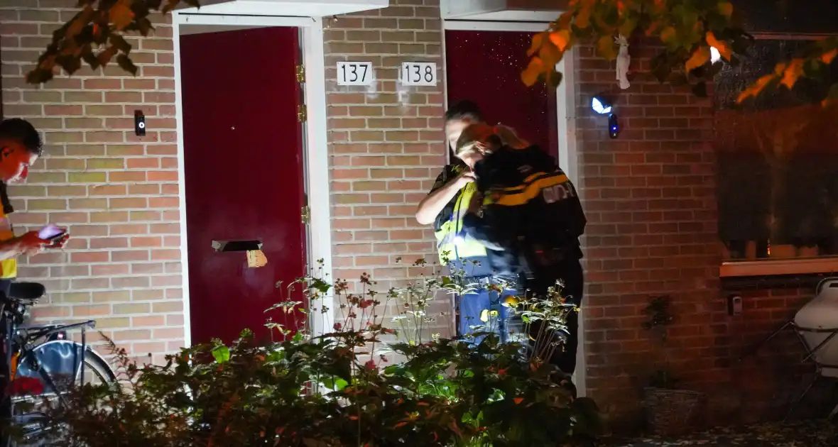 Voordeur van woning beschadigd na explosie - Foto 3
