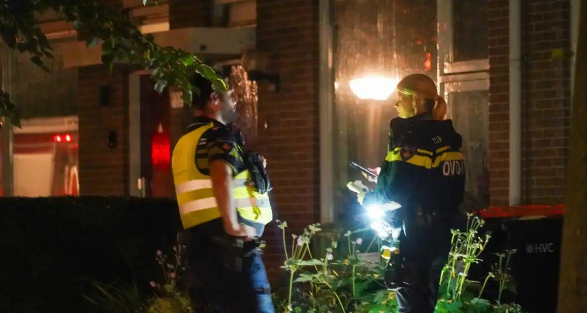Voordeur van woning beschadigd na explosie - Foto 6