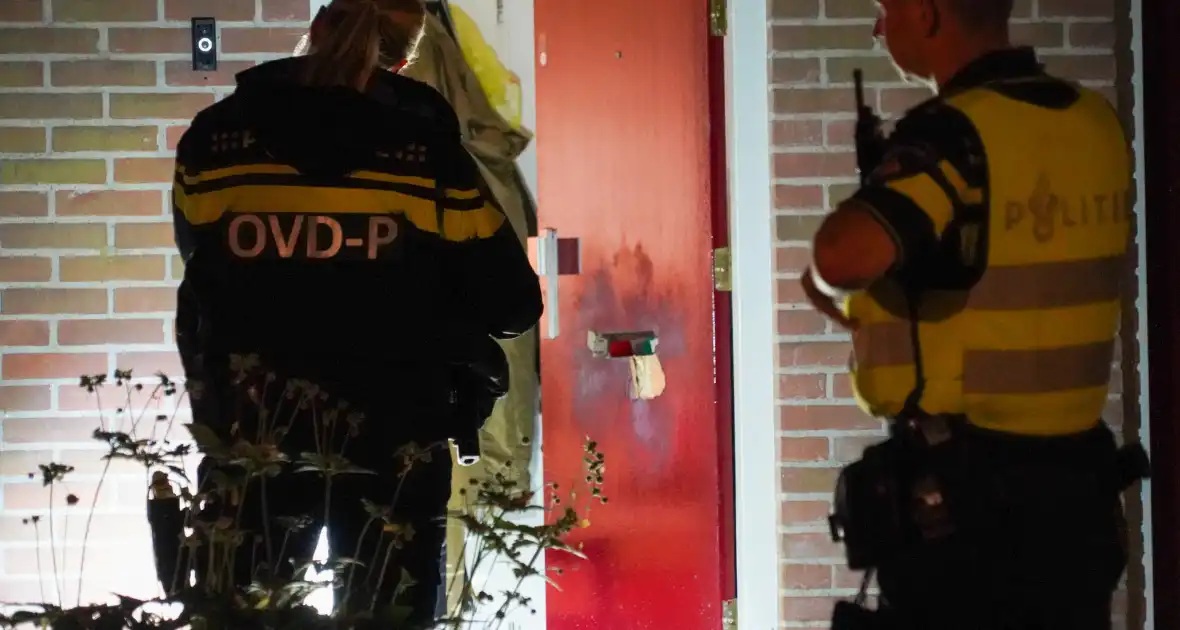 Voordeur van woning beschadigd na explosie - Foto 7