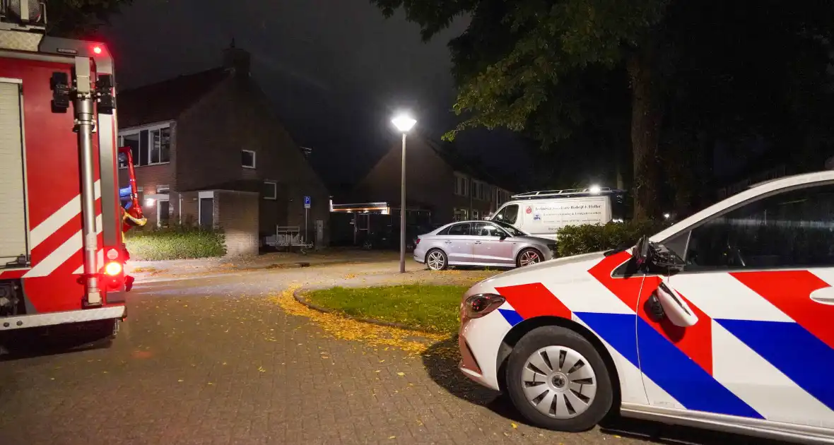 Voordeur van woning beschadigd na explosie - Foto 8