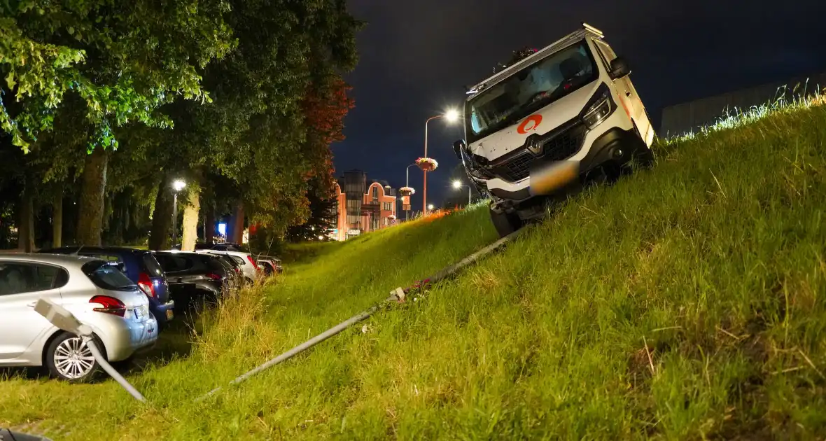 Bus beschadigd door uitwijken