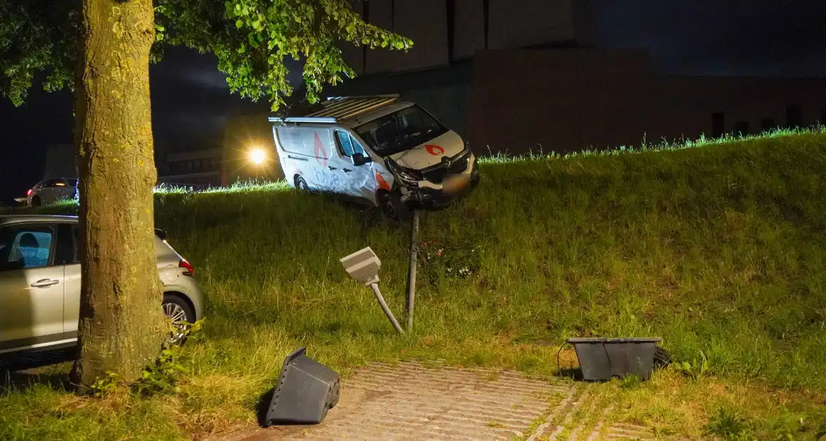 Bus beschadigd door uitwijken - Foto 1