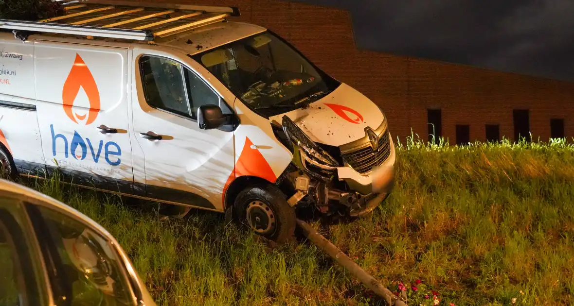Bus beschadigd door uitwijken - Foto 3
