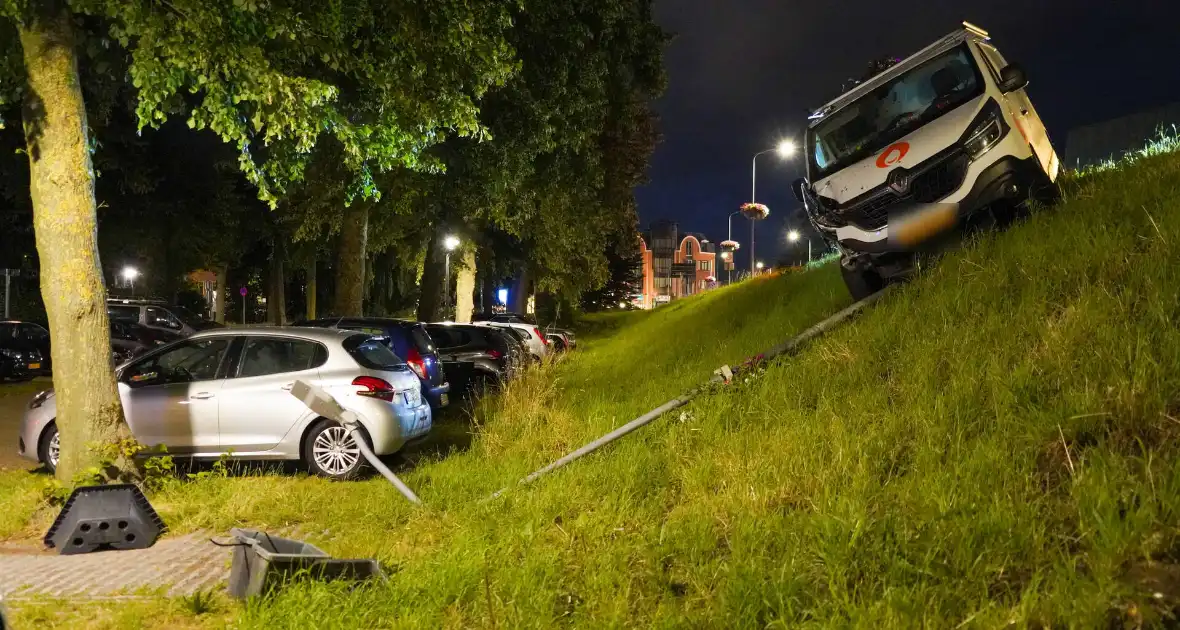 Bus beschadigd door uitwijken - Foto 4