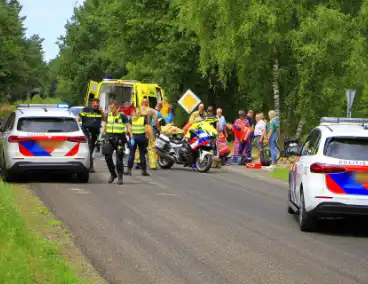 Wielrenner zwaargewond bij aanrijding, zoekactie naar bestuurder