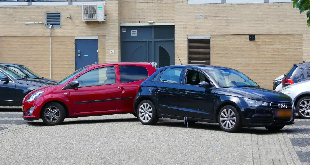 Botsing bij uitrijden op parkeerterrein