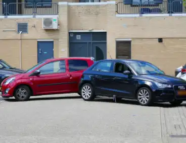 Botsing bij uitrijden op parkeerterrein