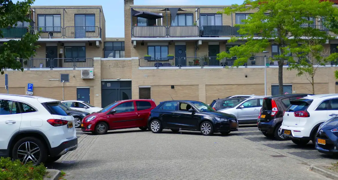 Botsing bij uitrijden op parkeerterrein - Foto 1