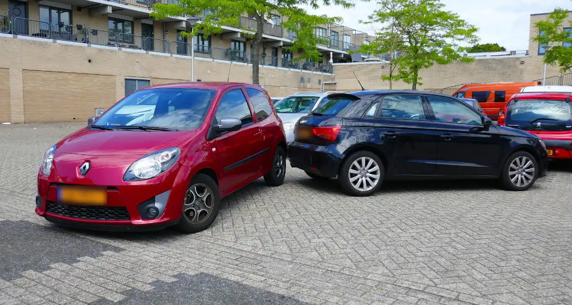 Botsing bij uitrijden op parkeerterrein - Foto 2