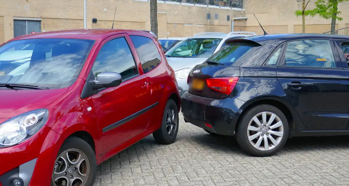 Botsing bij uitrijden op parkeerterrein - Foto 3