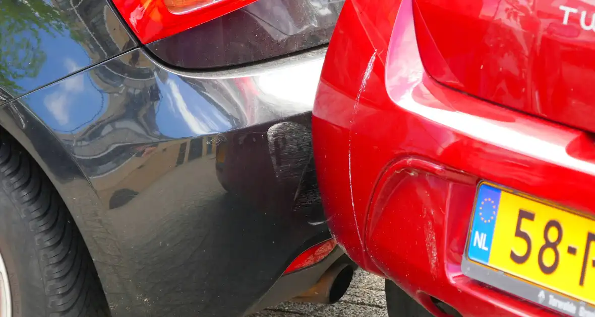 Botsing bij uitrijden op parkeerterrein - Foto 4