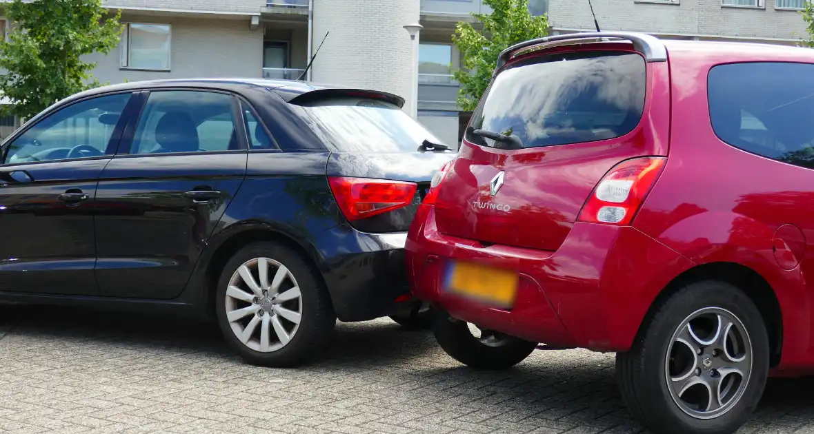 Botsing bij uitrijden op parkeerterrein - Foto 5