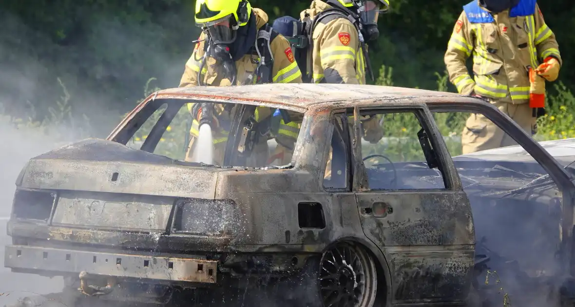 Auto in vlammen, snelweg deels afgesloten