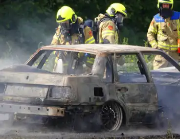 Auto in vlammen, snelweg deels afgesloten