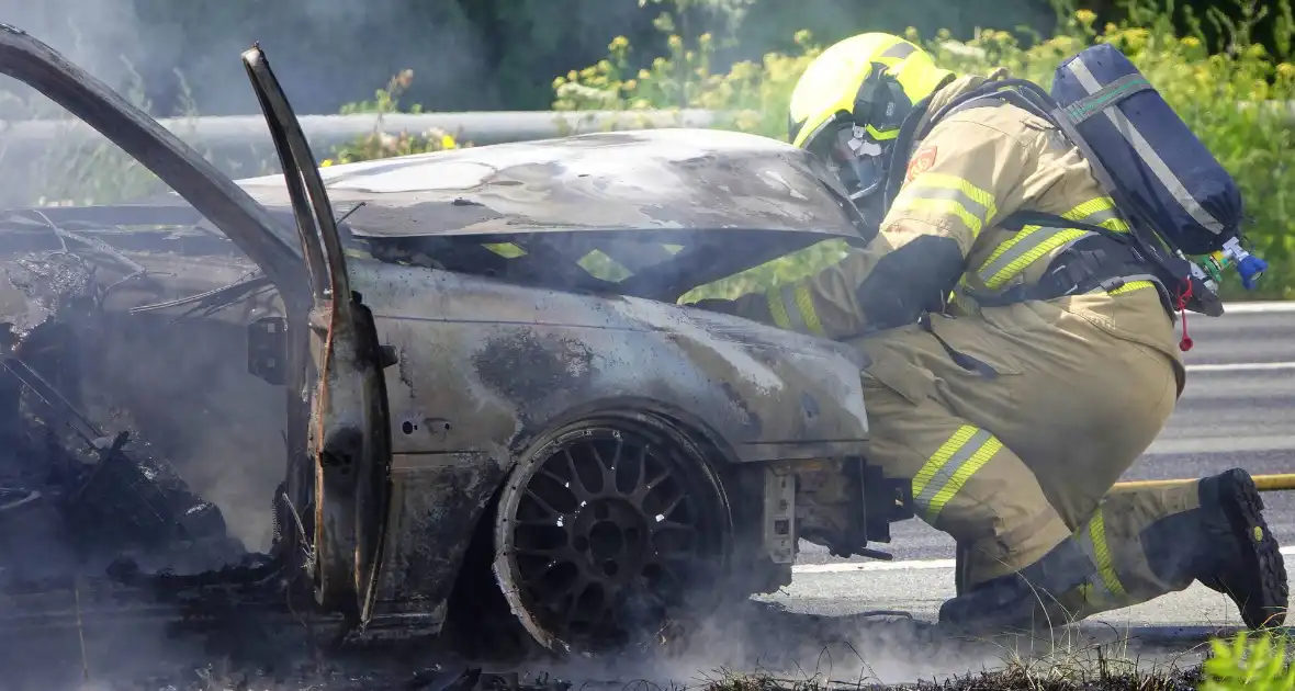 Auto in vlammen, snelweg deels afgesloten - Foto 1