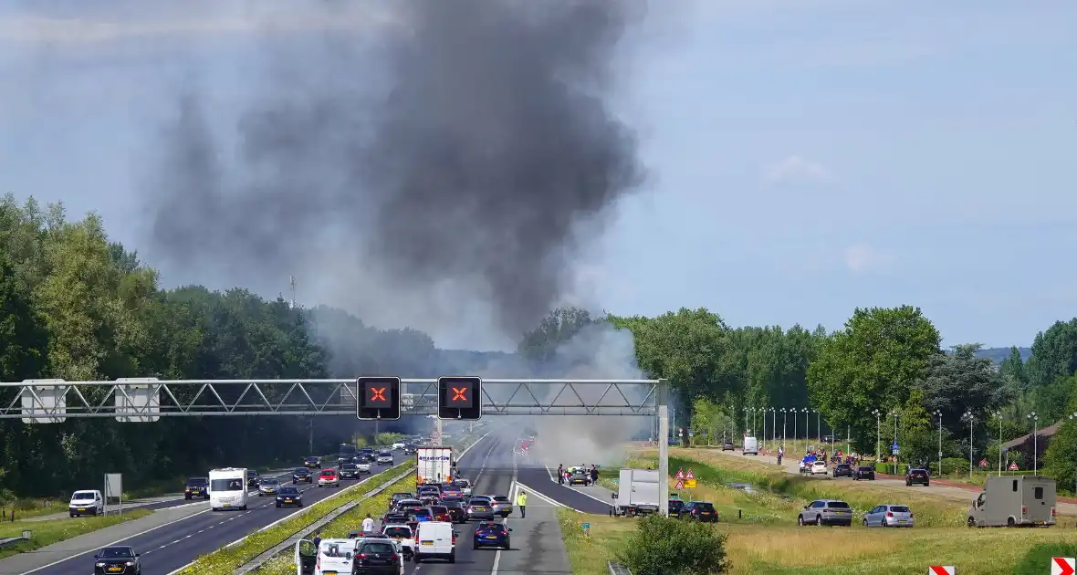 Auto in vlammen, snelweg deels afgesloten - Foto 2