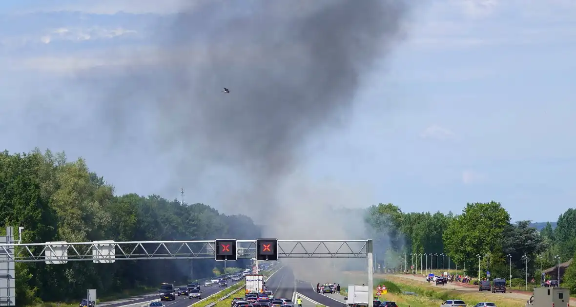 Auto in vlammen, snelweg deels afgesloten - Foto 3