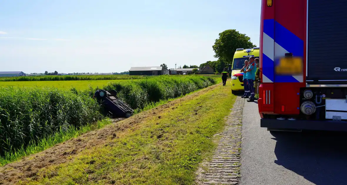 Inzittenden verlaten ongevalslocatie - Foto 3