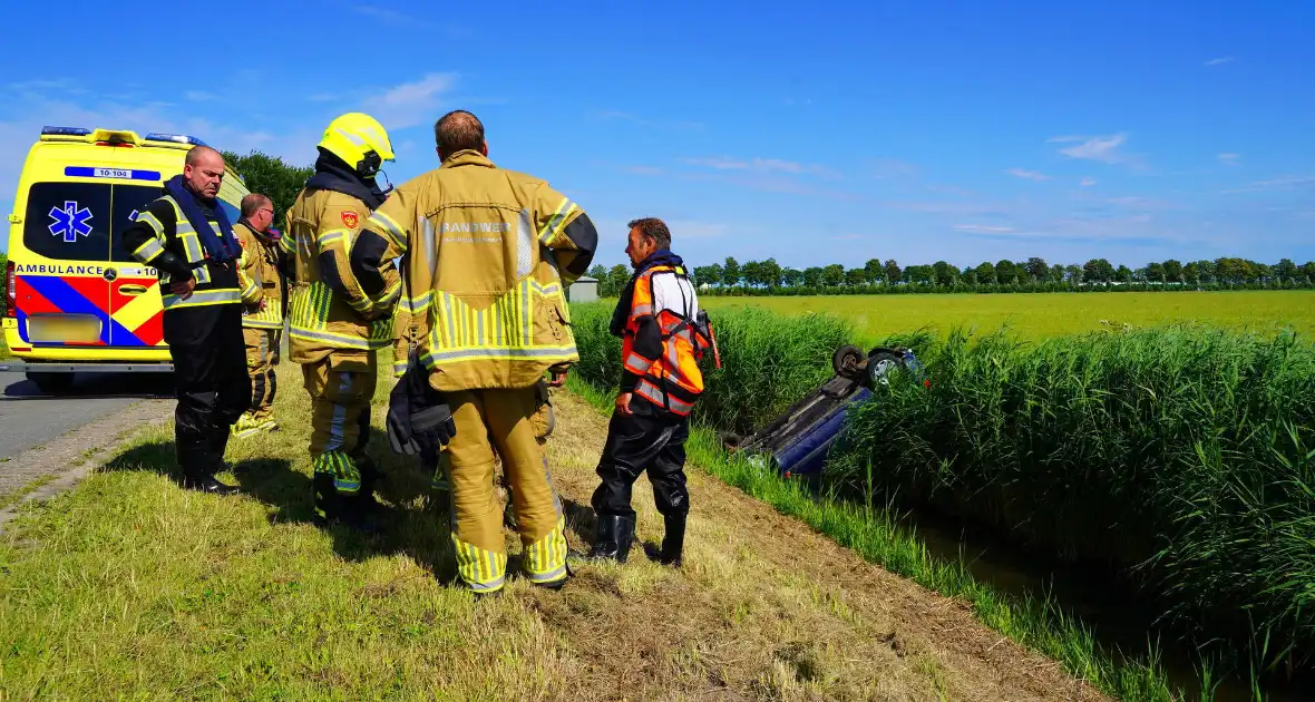 Inzittenden verlaten ongevalslocatie - Foto 6