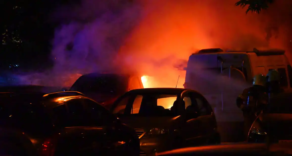 Voertuigbrand veroorzaakt grote schade - Foto 1
